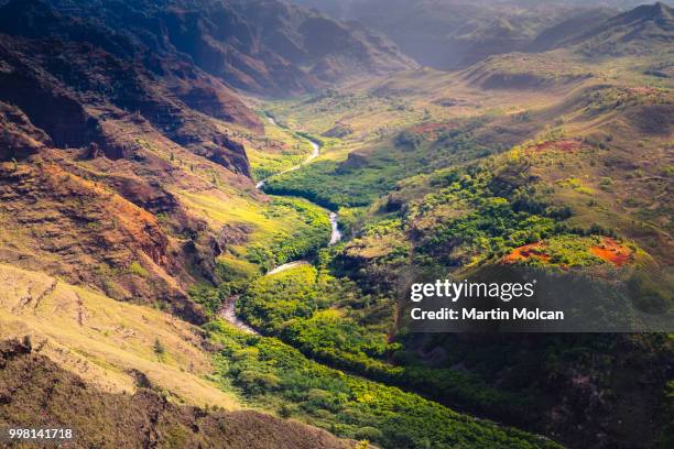 waimea canyon at sunrise, kauai, hawaii - waimea valley imagens e fotografias de stock