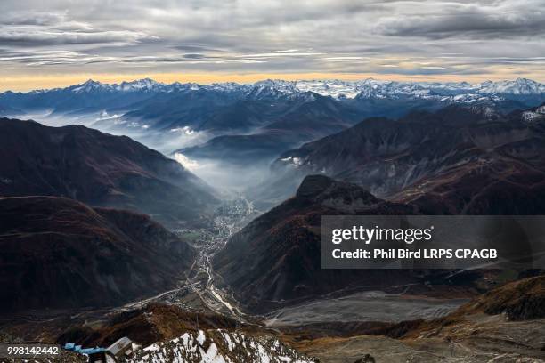 view from monte bianco (mont blanc) valle d'aosta italy - bianco stock-fotos und bilder