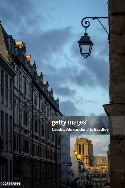 notre-dame from rue valette - rue - fotografias e filmes do acervo