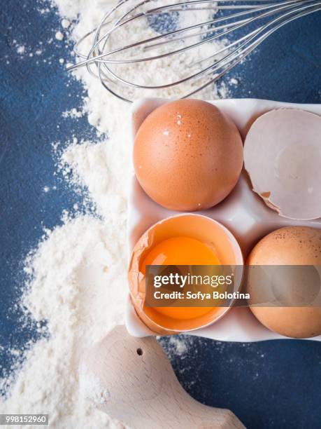 baking tools rolling pin whisk and ingredients flour egg - rolling pin photos et images de collection