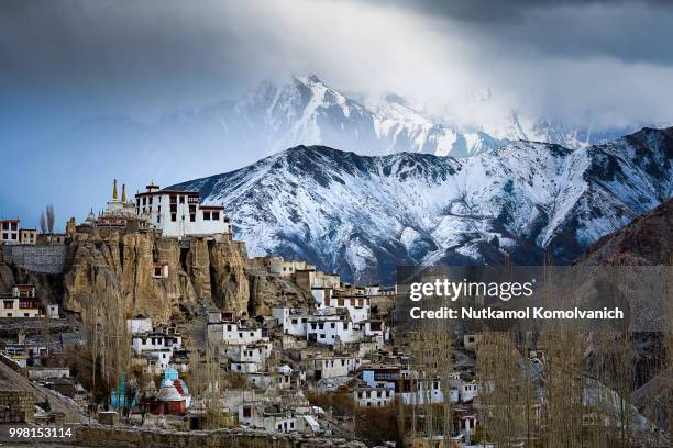 lamayuru monastery view in morning - lamayuru stockfoto's en -beelden