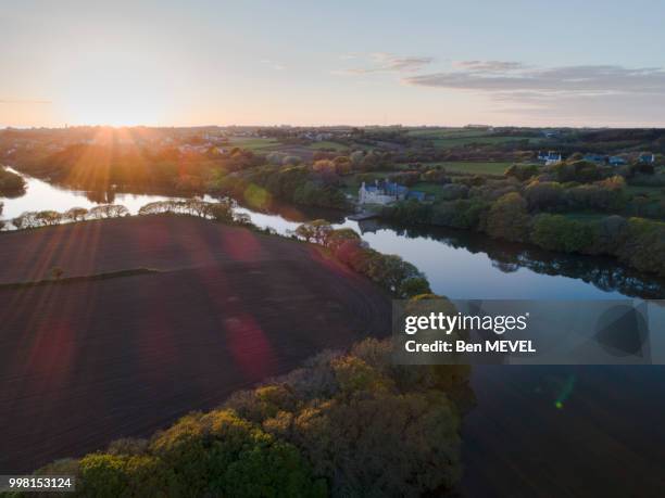 coucher de soleil sur l'aber ildut - coucher de soleil fotografías e imágenes de stock