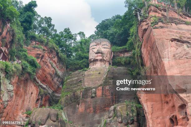 buda gigante de leshan, na china - leshan - fotografias e filmes do acervo