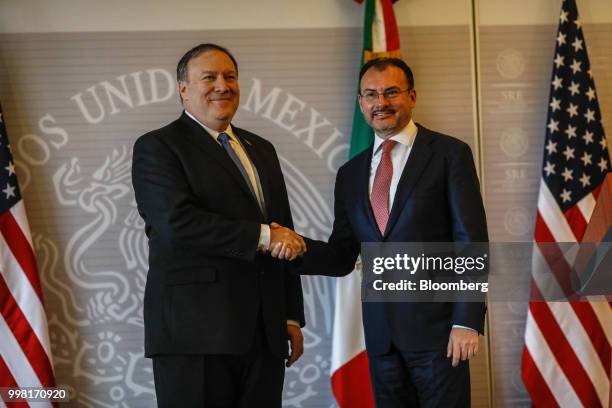 Mike Pompeo, U.S. Secretary of state, left, shakes hands with Luis Videgaray, Mexico's foreign minister, during a meeting in Mexico City, Mexico, on...