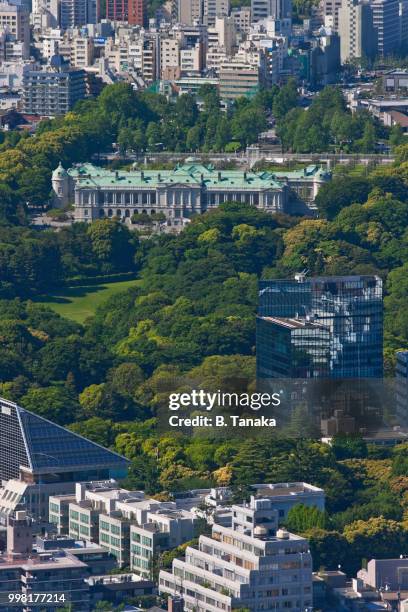 telephoto cityscape view of the akasaka palace state guest house in tokyo, japan - akasaka palace - fotografias e filmes do acervo