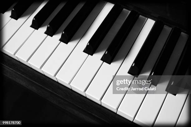 piano keys - ébano imagens e fotografias de stock