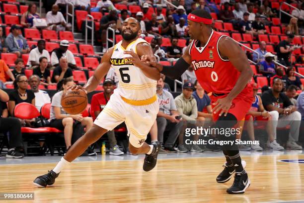 Alan Anderson of the Killer 3's dribbles the ball while being guarded by Derrick Byars of Trilogy during BIG3 - Week Four at Little Caesars Arena on...