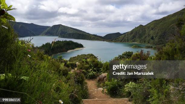 lago do fogo - fogo fotografías e imágenes de stock