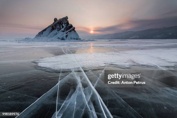 elenka island on lake baikal in winter - anton petrus fotografías e imágenes de stock