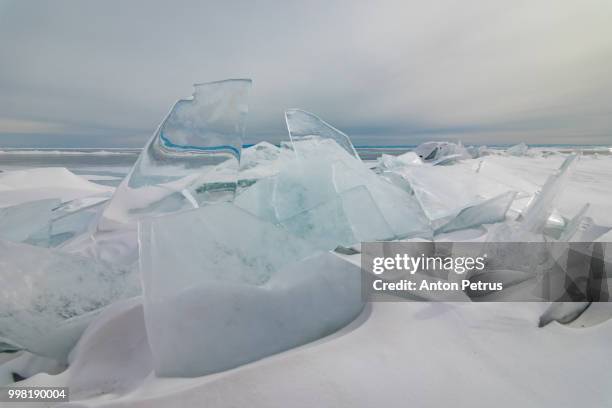 sunset on the ice of lake baikal - anton petrus fotografías e imágenes de stock