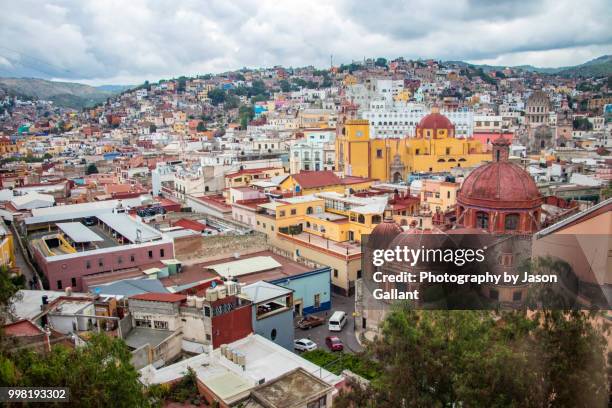 looking down on guanajuato city from above. - guanajuato state stockfoto's en -beelden