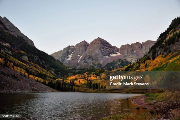 maroon bells and maroon lake in the early morning hours (wide angle) - north maroon peak foto e immagini stock