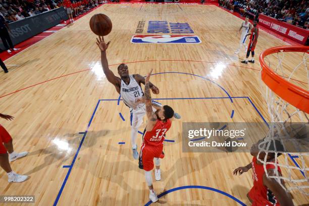 Jalen Jones of the Dallas Mavericks goes to the basket against the Washington Wizards during the 2018 Las Vegas Summer League on July 13, 2018 at the...