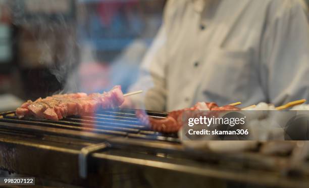 grill kobe wagyu beef with yakitori japanese style - unprocessed stock-fotos und bilder