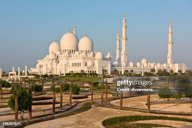 sheikh zayed white mosque in abu dhabi, uae - zayed stock-fotos und bilder