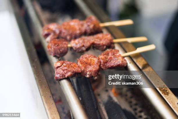 grilled australian wagyu beef skewer yakitori japanese style - schaschlik stock-fotos und bilder