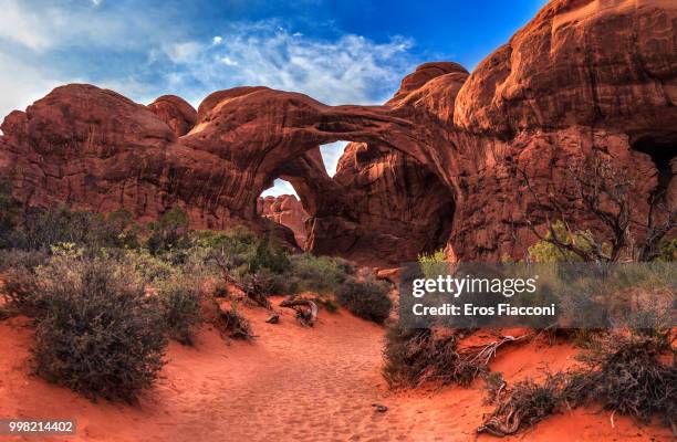 approach to double arch - double arch foto e immagini stock