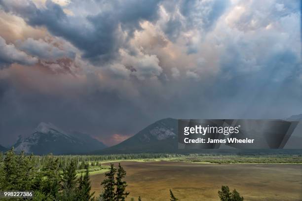 smoky vermilion lakes - wheeler fields stock pictures, royalty-free photos & images