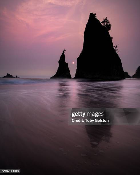 sunset at rialto beach, olympic national park - rialto beach fotografías e imágenes de stock