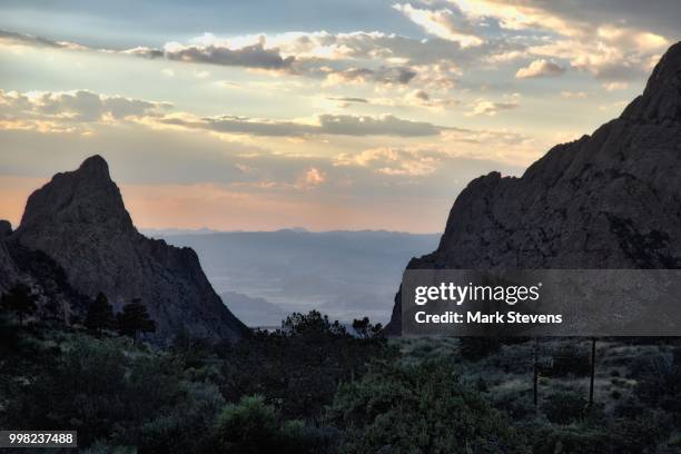 sunset in the chisos mountains - chisos mountains stockfoto's en -beelden