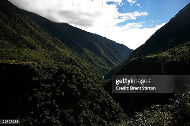 The trek follows the Santa Teresa river in the cloud forest through Coffee, Banana and Passion Fruit plantations, Collpapampa, Peru, June 29, 2007....