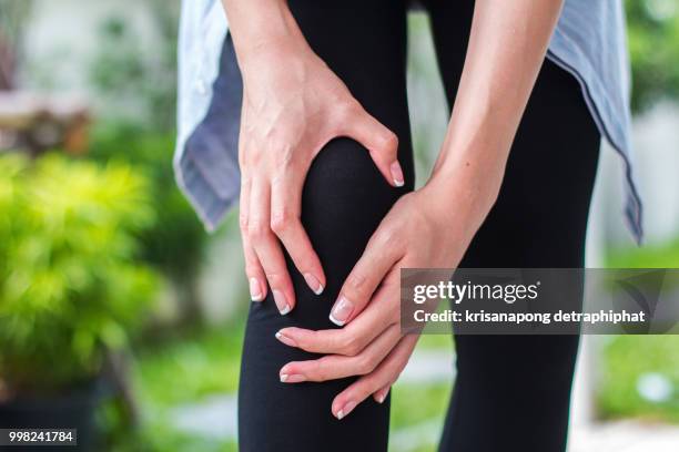 women knee ache - physical pressure - fotografias e filmes do acervo