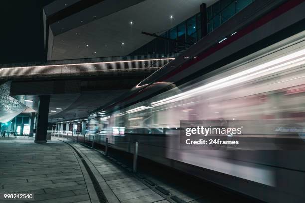 electric railway train passing by dokk1 public building, aarhus, midtjylland, denmark - dokk1 stockfoto's en -beelden