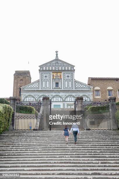 young couple ascending steps, san miniato al monte church, florence, toscana, italy - san miniato stock-fotos und bilder