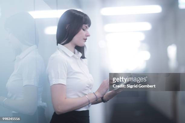 businesswoman using digital tablet - sigrid gombert photos et images de collection