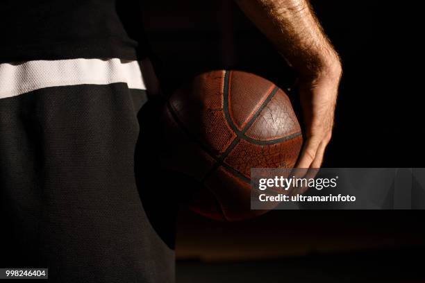 nahaufnahme von einem mann-basketball-spieler mit ball - holzfäller style stock-fotos und bilder