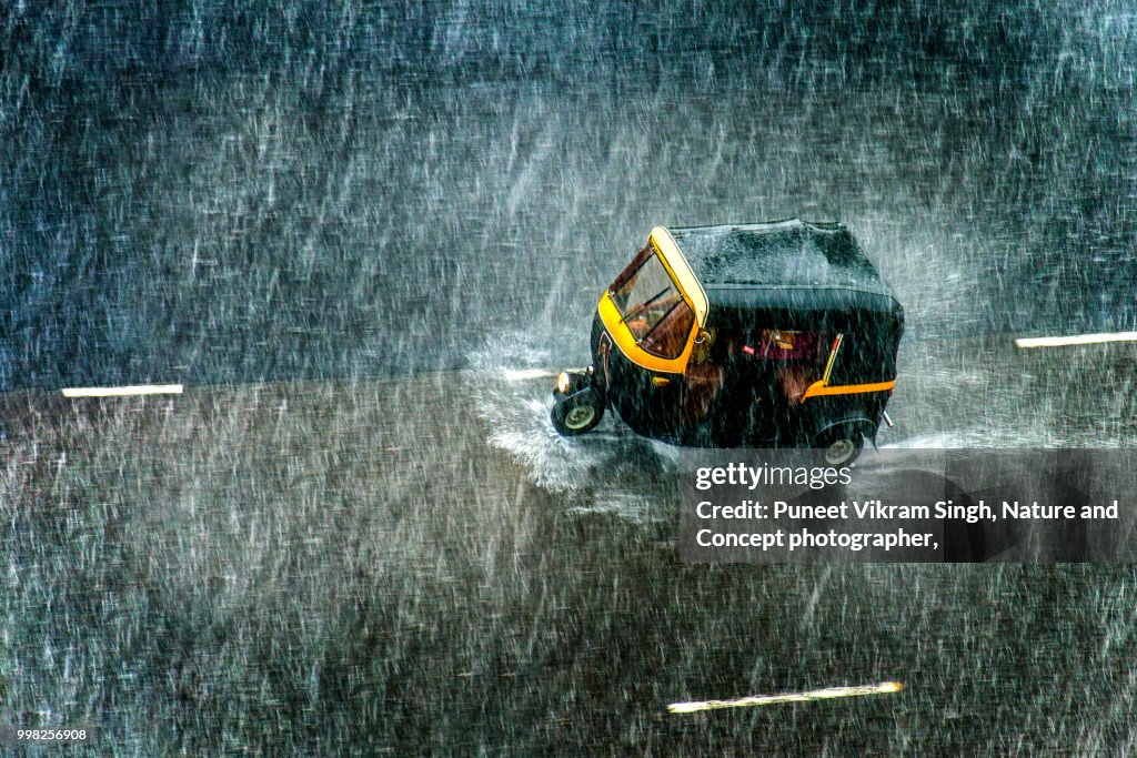 An Auto rickshaw on the Mumbai road during a heavy rainfall
