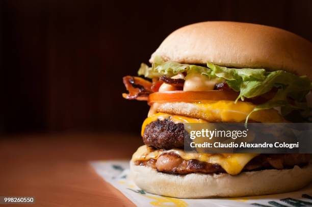 hamburger gourmet - nobody burger colour image not illustration stockfoto's en -beelden