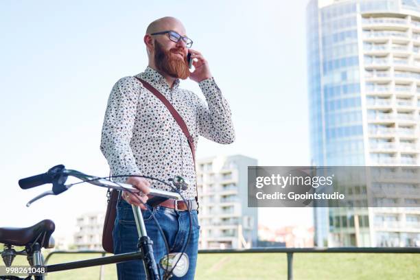 man with bicycle making telephone call - gpointstudio imagens e fotografias de stock