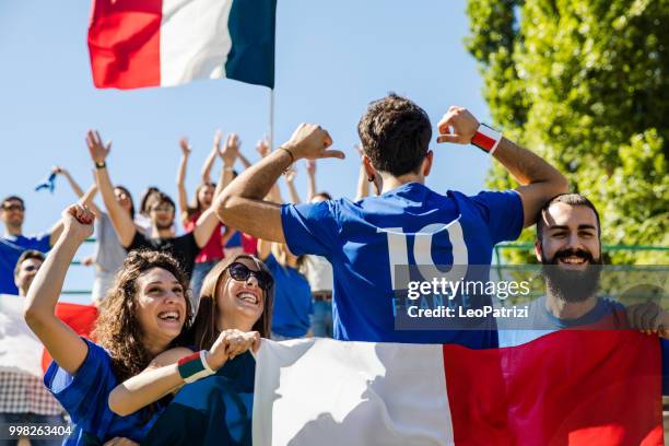 tifosi francesi nel campionato di calcio che sostiene la loro nazionale - french culture foto e immagini stock