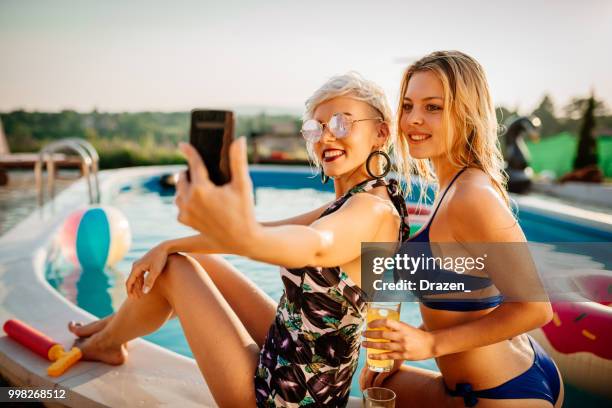 schöne freunde im bikini am pool selfie übernehmen - drazen stock-fotos und bilder