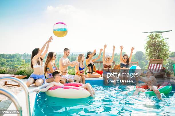 gruppe von freunden genießen sie sommer am swimming pool - drazen stock-fotos und bilder