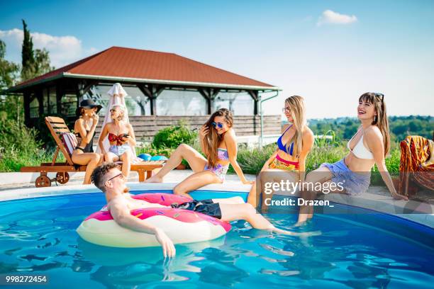 firting mit mädchen im pool-party - drazen stock-fotos und bilder