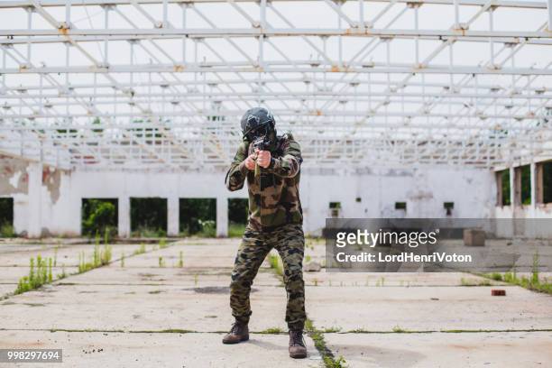 soldat-holding-maschinengewehr. - heroine sport 2018 stock-fotos und bilder