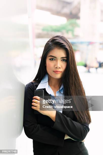 retrato de uma jovem mulher asiática, encostado a uma parede. - vanguardians - fotografias e filmes do acervo