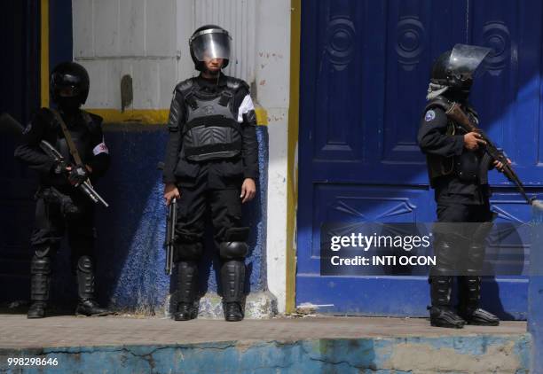 Police forces confront anti-government demonstrators at Monimbo neighbourhood in Masaya, some 35 km from Managua, on July 13, 2018 during a 24-hour...