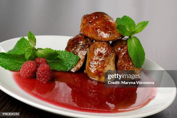 chicken liver with raspberry sauce - raspberry sauce stock pictures, royalty-free photos & images