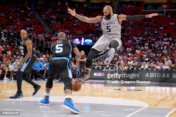 Cuttino Mobley of Power and Carlos Boozer of the Ghost Ballers battle for a loose ball during BIG3 - Week Four at Little Caesars Arena on July 13,...