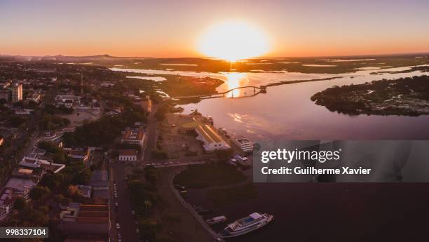 por do sol na cidade branca - cidade fotografías e imágenes de stock