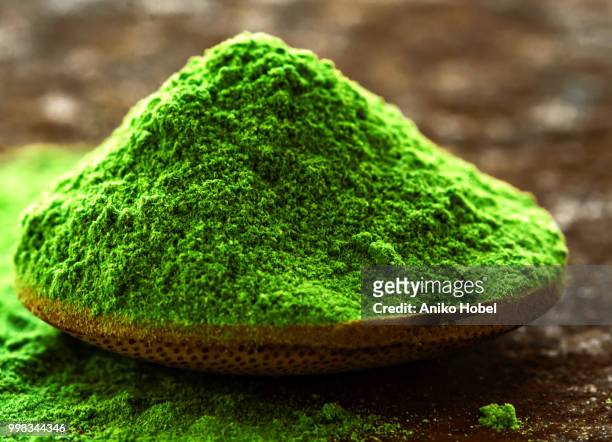 green powder - groene alg stockfoto's en -beelden