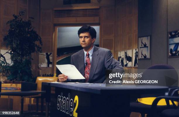 Portrait du journaliste Patrick Chêne sur le plateau de l'émission 'Stade 2' le 7 février 1993 en France.