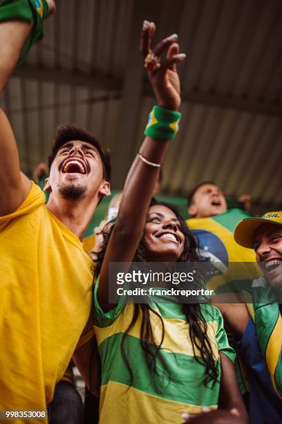 braziliaanse supporters veel plezier hebben in het stadion - internationaal voetbalevenement stockfoto's en -beelden