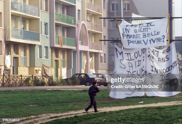 Ambiance près de la cité, après l'assassinat de deux jeunes du quartier par des agents de police, le 13 mars 1990, à Saint Florentin, France.