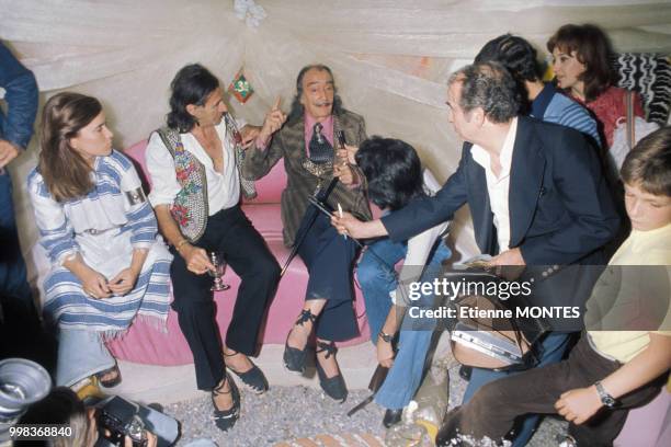 Salvador Dali donne une conférence de presse dans son musée de Figueres, circa 1970, Esapgne.