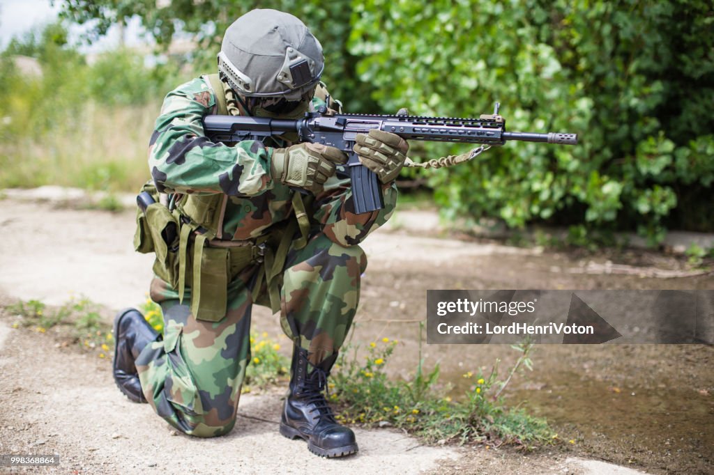 Soldado con ametralladora lista para disparar.