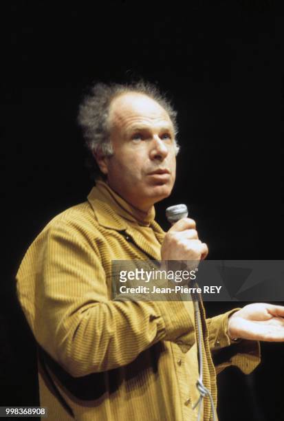 Le metteur en scène Peter Brook à Paris en 1972, France.